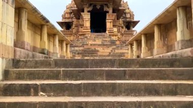 Khajuraho, madhya pradesh, Hindistan 16 Haziran 2022. Khajuraho 'daki Lakshmana Tapınağı Chhatarpur Bölgesi, Madhya Pradesh, Hindistan' daki Jain tapınakları ve Hindu anıtları grubu..