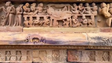 Khajuraho, Madhya Pradesh, Hindistan 'daki Lakshmana tapınağının duvarında egzotik heykeller var. Unesco dünya mirası alanı..