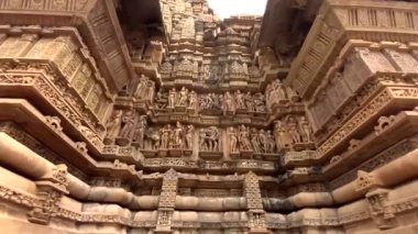 Khajuraho, Madhya Pradesh, Hindistan 'daki Lakshmana tapınağının duvarında egzotik heykeller var. Unesco dünya mirası alanı..