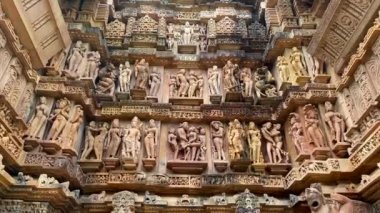 Khajuraho, Madhya Pradesh, Hindistan 'daki Lakshmana tapınağının duvarında egzotik heykeller var. Unesco dünya mirası alanı..