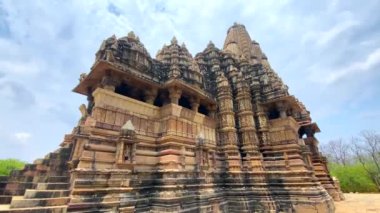 Khajuraho 'daki Kandariya Mahadev Tapınağı ve Devi Jagadabi Tapınağı. Hindistan' ın Madhya Pradesh semtindeki Hindu ve Jain tapınakları grubu. Unesco dünya mirası alanı..