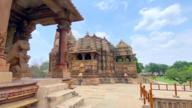 Khajuraho 'daki Kandariya Mahadev Tapınağı ve Devi Jagadabi Tapınağı. Hindistan' ın Madhya Pradesh semtindeki Hindu ve Jain tapınakları grubu. Unesco dünya mirası alanı..