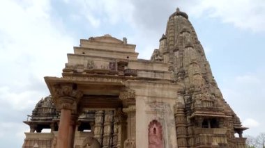 Khajuraho 'daki Kandariya Mahadev Tapınağı ve Devi Jagadabi Tapınağı. Hindistan' ın Madhya Pradesh semtindeki Hindu ve Jain tapınakları grubu. Unesco dünya mirası alanı..