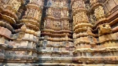 Kandariya Mahadev Tapınağı 'nın duvarında egzotik heykeller ve Khajuraho' da Devi Jagadabi, Madhya Pradesh, Hindistan. Unesco Dünya Mirası Alanı.