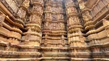 Kandariya Mahadev Tapınağı 'nın duvarında egzotik heykeller ve Khajuraho' da Devi Jagadabi, Madhya Pradesh, Hindistan. Unesco Dünya Mirası Alanı.