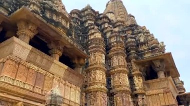Kandariya Mahadev Tapınağı 'nın duvarında egzotik heykeller ve Khajuraho' da Devi Jagadabi, Madhya Pradesh, Hindistan. Unesco Dünya Mirası Alanı.