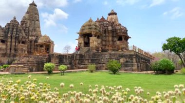 Khajuraho, madhya pradesh, Hindistan 16 Haziran 2022. Khajuraho 'daki Kandariya Mahadev Tapınağı ve Devi Jagadabi Tapınağı. Hindistan' ın Madhya Pradesh semtindeki Hindu ve Jain tapınakları grubu. Unesco dünya mirası alanı..