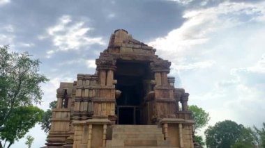 Khajuraho 'daki Dulhadev shiva Tapınağı Hindistan' ın Madhya Pradesh bölgesindeki Hindu ve Jain tapınakları anıtları grubu. Unesco dünya mirası alanı..