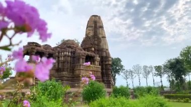 Khajuraho 'daki Dulhadev shiva Tapınağı Hindistan' ın Madhya Pradesh bölgesindeki Hindu ve Jain tapınakları anıtları grubu. Unesco dünya mirası alanı..
