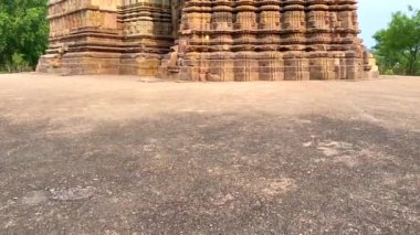 Khajuraho 'daki Dulhadev shiva Tapınağı Hindistan' ın Madhya Pradesh bölgesindeki Hindu ve Jain tapınakları anıtları grubu. Unesco dünya mirası alanı..