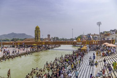 Haridwar, uttrakhand, Hindistan 22 Haziran 2022. Har ki pauri, Haridwar, Hindistan 'daki çetelerin kıyılarındaki ünlü bir ghat.