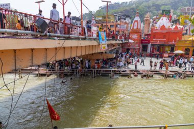 Haridwar, uttrakhand, Hindistan 22 Haziran 2022. Har ki pauri, Haridwar, Hindistan 'daki çetelerin kıyılarındaki ünlü bir ghat.