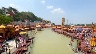 Haridwar, uttrakhand, Hindistan 22 Haziran 2022. Har ki pauri, Ganj nehrinin kıyısında ünlü bir ghat. Hindu dindarlar, har ki pauri haridwar, Hindistan 'da Ganj nehrine dalarlar.