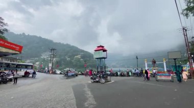 Nainital, uttarakhand, Hindistan. 21 Haziran 2022. Nainital şehrin sokak manzarası. Himalaya tepe istasyonu Uttarakhand, Hindistan 'daki Mahatma Gandhi Heykeli