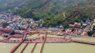 Haridwar, uttrakhand, Hindistan 22 Haziran 2022. Har Ki Pauri 'nin havadan görünüşü Haridwar, Hindistan' daki çetelerin kıyılarında bulunan ünlü bir ghat.