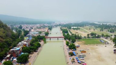 Haridwar, uttrakhand, Hindistan 22 Haziran 2022. Har Ki Pauri 'nin havadan görünüşü Haridwar, Hindistan' daki çetelerin kıyılarında bulunan ünlü bir ghat.