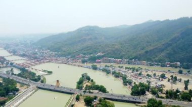 Haridwar, uttrakhand, Hindistan 22 Haziran 2022. Har Ki Pauri 'nin havadan görünüşü Haridwar, Hindistan' daki çetelerin kıyılarında bulunan ünlü bir ghat.