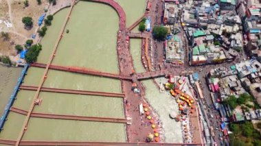 Har Ki Pauri 'nin havadan görünüşü Haridwar, Hindistan' daki çetelerin kıyılarında bulunan ünlü bir ghat.