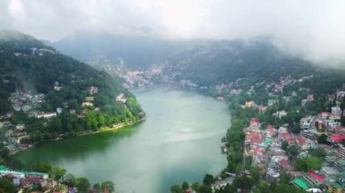 Nainital kentteki havadan göl manzarası. Himalaya tepe istasyonunun güzel manzarası nainital, uttarakhand Hindistan