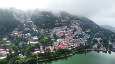 Nainital kentteki havadan göl manzarası. Himalaya tepe istasyonunun güzel manzarası nainital, uttarakhand Hindistan