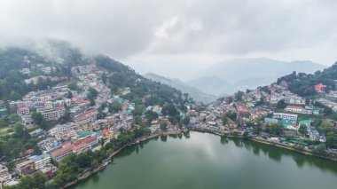 Nainital kentteki havadan göl manzarası. Himalaya tepe istasyonunun güzel manzarası nainital, uttarakhand Hindistan