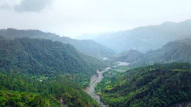Naina çiftliğinin hava manzarası uttarakhand Hindistan 'ın nainital bölgesinde yer almaktadır..