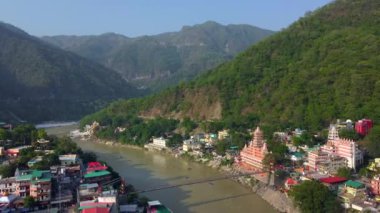 Rishikesh, uttrakhand, Hindistan 22 Haziran 2022. Güzel kutsal nehir keneviri manzarası, lakshman Jhula köprüsü, ve tera manzil tapınağı, rishikesh 'deki buğday savaşı..