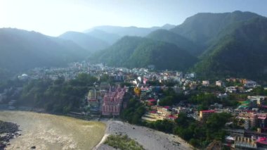 Rishikesh, uttrakhand, Hindistan 22 Haziran 2022. Güzel kutsal nehir keneviri manzarası, lakshman Jhula köprüsü, ve tera manzil tapınağı, rishikesh 'deki buğday savaşı..