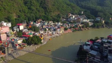 Rishikesh, uttrakhand, Hindistan 22 Haziran 2022. Güzel kutsal nehir keneviri manzarası, lakshman Jhula köprüsü, ve tera manzil tapınağı, rishikesh 'deki buğday savaşı..