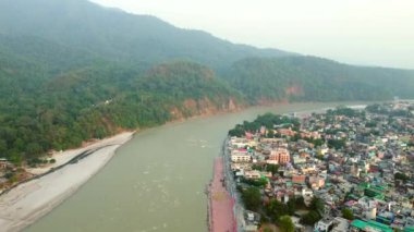 Janki setu köprüsü, Hindistan 'ın Uttarakhand eyaletindeki Rishikesh şehri Ganga nehri üzerinde.