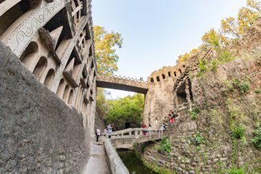 Chandigarh, Hindistan 24 Haziran 2022 Geleneksel pavyonlar ve su çağlayanı Chandigarh 'ın kaya bahçesinde, nek chand saini' nin nathupur kaya bahçesi olarak da bilinir.