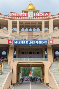 Wagah attari sınırı, Punjab, Hindistan, 25 Temmuz 2022. Hindistan-Pakistan sınırında bayrak töreni Amritsar, Punjab, Hindistan yakınlarında