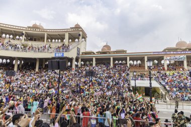 Wagah attari sınırı, Punjab, Hindistan, 25 Temmuz 2022. Hindistan-Pakistan sınırında bayrak töreni Amritsar, Punjab, Hindistan yakınlarında