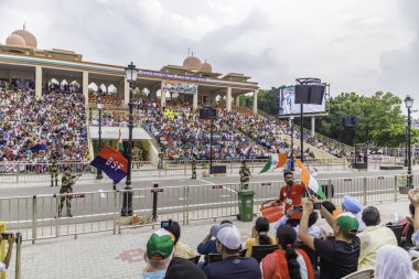 Wagah attari sınırı, Punjab, Hindistan, 25 Temmuz 2022. Hindistan-Pakistan sınırında bayrak töreni Amritsar, Punjab, Hindistan yakınlarında