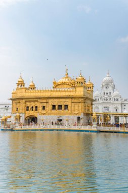 Amritsar, Punjab, Hindistan, 24 Temmuz 2022 Güzel Altın Tapınak manzarası. Amritsar, Punjab, Hindistan 'daki Harmandir Sahib, Hindistan' ın ünlü Hint sih simgesi, Altın Tapınak, Amritsar, Hindistan 'daki Sihlerin ana mabedi.