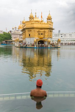 Amritsar, Punjab, Hindistan, 24 Temmuz 2022 Güzel Altın Tapınak manzarası. Amritsar, Punjab, Hindistan 'daki Harmandir Sahib, Hindistan' ın ünlü Hint sih simgesi, Altın Tapınak, Amritsar, Hindistan 'daki Sihlerin ana mabedi.