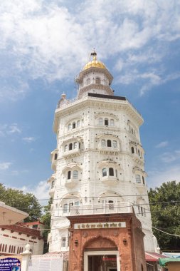 Amritsar, Punjab, Hindistan, 24 Temmuz 2022. Gurdwara baba atal rai sahib ji Hindistan 'ın Amritsar kentindeki Sihlerin ana mabedi olan Altın Tapınak' ın ünlü Hint sikh simgesi yakınlarında.