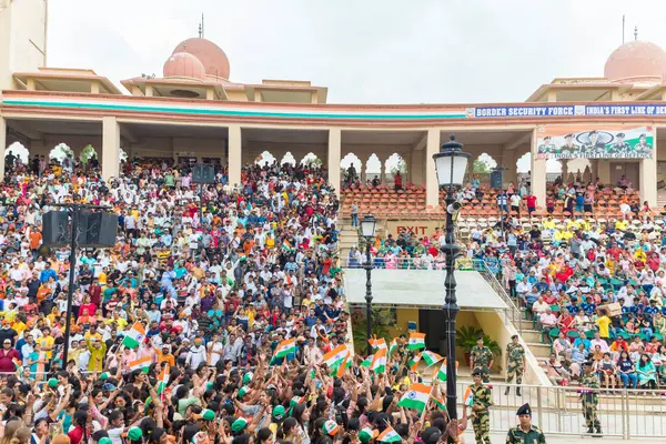 Wagah attari sınırı, Punjab, Hindistan, 25 Temmuz 2022. Hindistan-Pakistan sınırında bayrak töreni Amritsar, Punjab, Hindistan yakınlarında