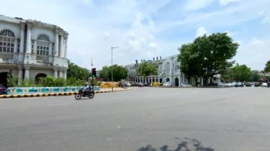 Yeni Delhi, Hindistan 27 Temmuz 2022. Yeni Delhi Hindistan 'da arabalı, otomatik çekçekçekli ve motosikletli New Delhii karayolu trafiği.