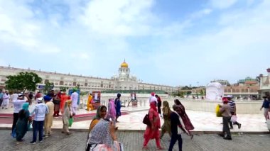 Amritsar, Punjab, Hindistan, 24 Temmuz 2022. Altın Tapınağın güzel manzarası. Harmandir Sahib, Amritsar, Punjab Hindistan 'da. Hindistan 'da Sri Harmandir Sahib Tapınağı yakınlarında yürüyen insanlar..