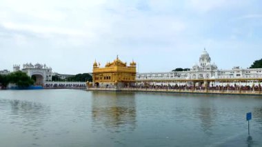 Amritsar, Punjab, Hindistan, 24 Temmuz 2022. Altın Tapınağın güzel manzarası. Harmandir Sahib, Amritsar, Punjab Hindistan 'da. Hindistan 'da Sri Harmandir Sahib Tapınağı yakınlarında yürüyen insanlar..