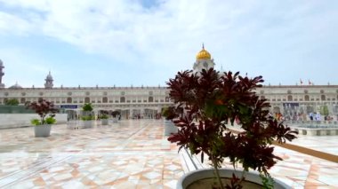 Amritsar, Punjab, Hindistan, 24 Temmuz 2022. Altın Tapınağın güzel manzarası. Harmandir Sahib, Amritsar, Punjab Hindistan 'da. Hindistan 'da Sri Harmandir Sahib Tapınağı yakınlarında yürüyen insanlar..