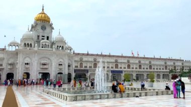 Amritsar, Punjab, Hindistan, 24 Temmuz 2022. Altın Tapınağın güzel manzarası. Harmandir Sahib, Amritsar, Punjab Hindistan 'da. Hindistan 'da Sri Harmandir Sahib Tapınağı yakınlarında yürüyen insanlar..