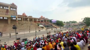 Wagah attari sınırı, Punjab, Hindistan, 25 Temmuz 2022. Hindistan-Pakistan sınırında bayrak töreni Amritsar, Punjab, Hindistan yakınlarında