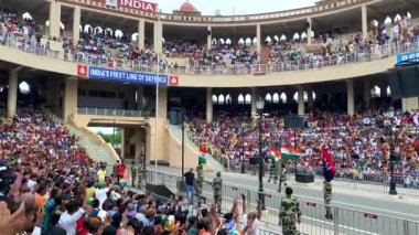 Wagah attari sınırı, Punjab, Hindistan, 25 Temmuz 2022. Hindistan-Pakistan sınırında bayrak töreni Amritsar, Punjab, Hindistan yakınlarında