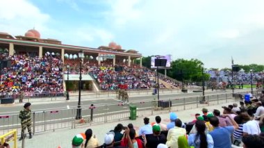 Wagah attari sınırı, Punjab, Hindistan, 25 Temmuz 2022. Hindistan-Pakistan sınırında bayrak töreni Amritsar, Punjab, Hindistan yakınlarında