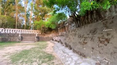 Chandigarh, Hindistan 24 Haziran 2022 Geleneksel pavyonlar ve su çağlayanı Chandigarh 'ın kaya bahçesinde, nek chand saini' nin nathupur kaya bahçesi olarak da bilinir.