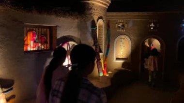 Chandigarh, Hindistan 24 Haziran 2022 Geleneksel pavyonlar ve su çağlayanı Chandigarh 'ın kaya bahçesinde, nek chand saini' nin nathupur kaya bahçesi olarak da bilinir.