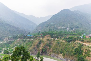 Beas Nehri ve Hindistan 'ın Himachal Pradesh kentindeki D.P.F Roha' daki dağ katmanının manzarası..