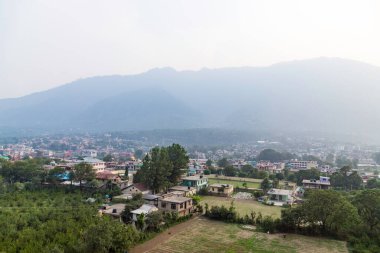 Himachal Pradesh 'in Bhuntar şehrinin manzarası. Kaflu himachal Pradesh Hindistan. 